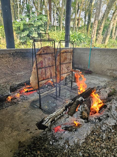 Costela assando no espaço exclusivo para fogo de chão da chácara