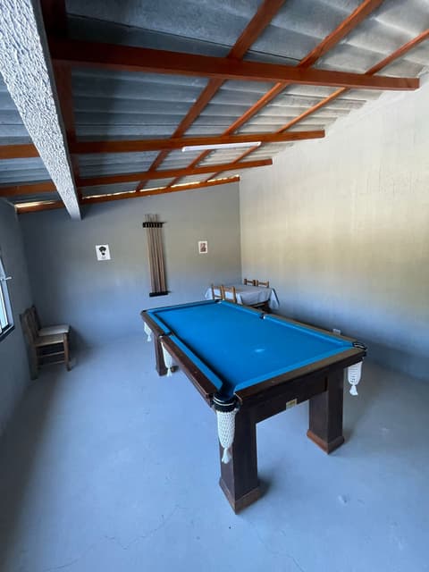 Mesa de sinuca no salão de jogos da chácara