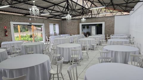 Salão de festas para 180 convidados com mesas redondas, toalhas brancas, cadeiras e lustres de cristal